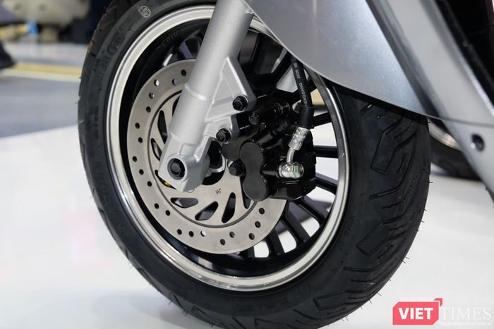 Xe sử dụng giảm xóc trước dạng ống lồng và phanh đĩa ở cả hai bánh, nhưng chưa có phanh ABS. Thực tế, trang bị này vẫn chưa phổ biến trên nhóm xe máy điện tầm giá 40 triệu đồng, như VinFast Kinet hay Yadea Voltguard U80.