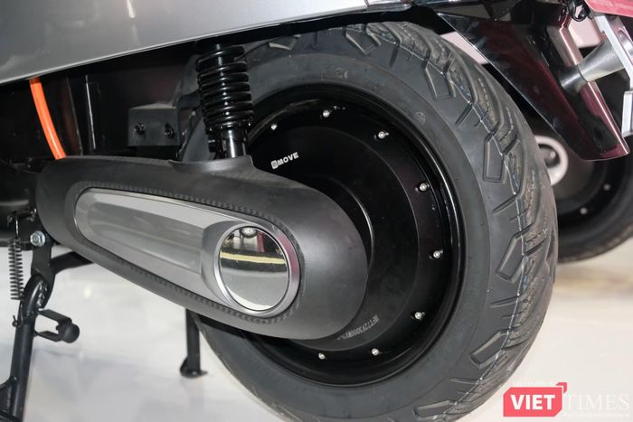 Về vận hành, mẫu xe này sử dụng động cơ dạng hub, công suất tối đa 6.000 W. Theo thông số công bố, xe có thể đạt vận tốc tối đa 85 km/h, đáp ứng tốt nhu cầu đi lại trong đô thị và các tuyến đường lớn.