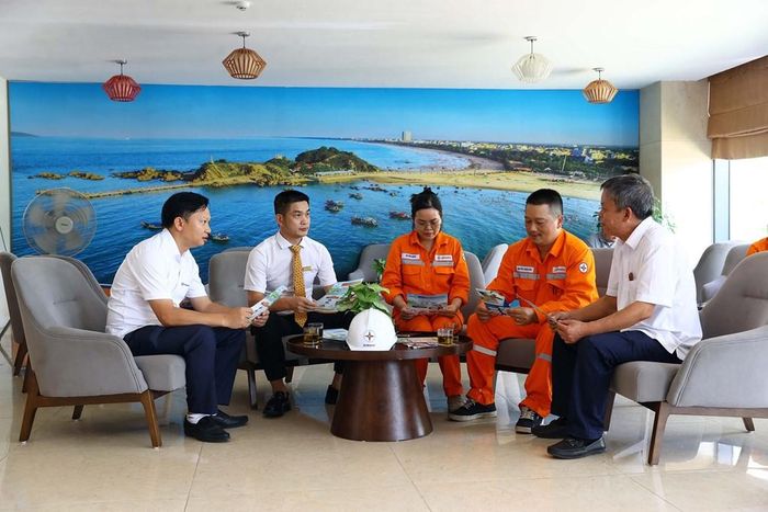 Cán bộ điện lực hướng dẫn sử dụng điện tiết kiệm tại khách sạn Mường Thanh Cửa Lò. Ảnh: Huy Hùng - TTXVN