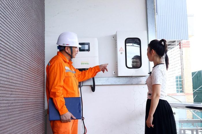 Mỗi cán bộ, công nhân viên Công ty Điện lực Nghệ An đều được xác định là một tuyên truyền viên trong công tác tiết kiệm điện. Ảnh: Huy Hùng - TTXVN