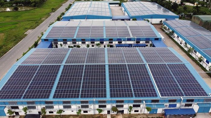 Khi nhiều hộ dân và doanh nghiệp cùng sản xuất, sử dụng nguồn điện tại chỗ, hệ thống điện quốc gia có thêm những nguồn cung phân tán. Ảnh: Huy Hùng - TTXVN