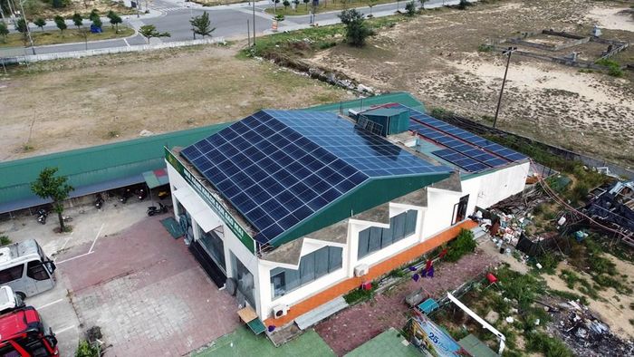 Theo Nghị định 243, người dân và doanh nghiệp có hệ thống điện mặt trời mái nhà tự sản xuất, tự tiêu thụ được bán tối đa 50% sản lượng điện dư vào lưới điện quốc gia. Ảnh: Huy Hùng - TTXVN