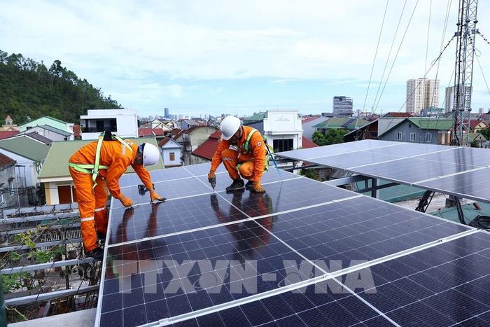 Hệ thống điện mặt trời mái nhà công suất gần 10 kWp kết hợp bộ lưu trữ năng lượng 16 kWh của gia đình ông Nguyễn Trọng Tú tại phường Trường Vinh (Nghệ An), góp phần phát triển nguồn điện phân tán theo tinh thần Nghị quyết số 70-NQ/TW. Ảnh: Huy Hùng - TTXVN