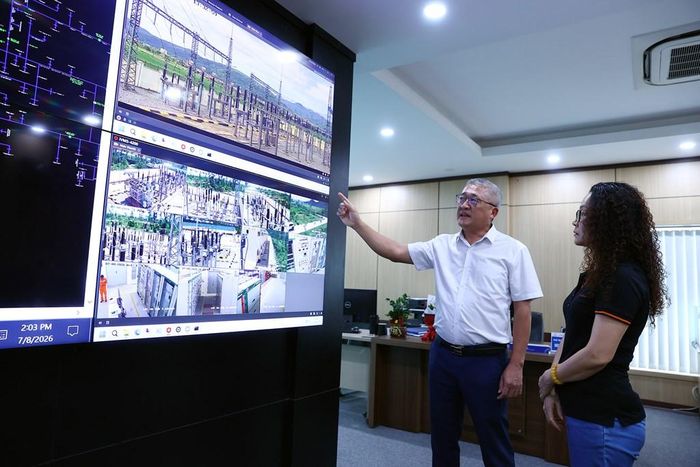 Ông Phạm Việt Thắng, Phó Giám đốc Công ty Điện lực Hà Tĩnh trao đổi thông tin với phóng viên TTXVN. Ảnh: Huy Hùng -TTXVN