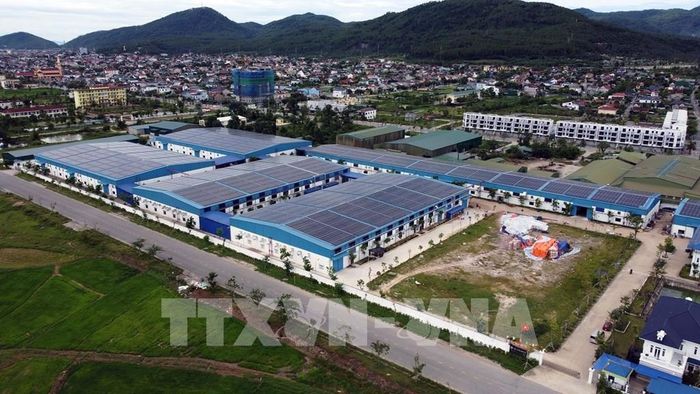 Nửa đầu năm 2026, Tổng công ty Điện lực miền Bắc đã phát triển 8.500 khách hàng điện mặt trời mái nhà tự sản, tự tiêu với tổng công suất gần 394,5 MW. Ảnh: Huy Hùng - TTXVN 