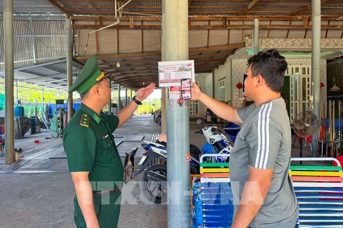 Cán bộ, chiến sĩ Đồn Biên phòng Vàm Trảng Trâu (Tây Ninh) tuyên truyền, vận động người dân chấp hành pháp luật, tích cực tham gia bảo vệ biên giới. Ảnh: Minh Phú - TTXVN