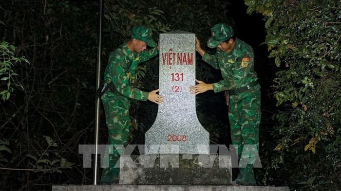 Cán bộ, chiến sĩ Bộ đội Biên phòng tỉnh Tây Ninh kiểm tra, bảo vệ mốc quốc giới trên tuyến biên giới Tây Ninh. Ảnh: Minh Phú - TTXVN