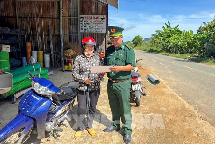Cán bộ, chiến sĩ Bộ đội Biên phòng Đồn Biên phòng Vàm Trảng Trâu tuyên truyền, vận động người dân nâng cao cảnh giác, chấp hành quy định khi qua lại khu vực biên giới. Ảnh: Minh Phú - TTXVN