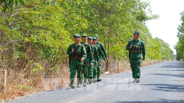 Cán bộ, chiến sĩ Bộ đội Đồn Biên phòng Cửa khẩu quốc tế Tân Nam (Tây Ninh) tuần tra, bảo vệ đường biên, giữ vững chủ quyền lãnh thổ, an ninh biên giới quốc gia. Ảnh: Minh Phú - TTXVN