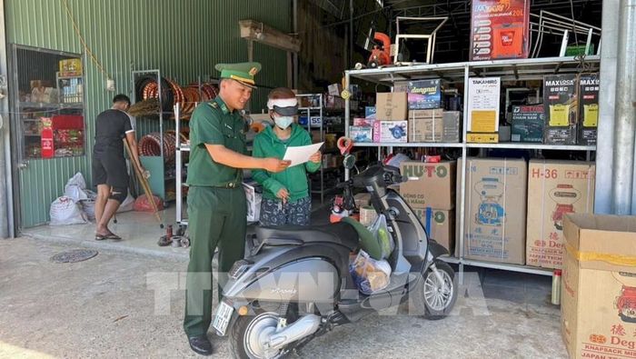 Cán bộ, chiến sĩ Đồn Biên phòng Vàm Trảng Trâu, tuyên truyền tại các cơ sở kinh doanh ở khu vực biên giới, góp phần phòng, chống buôn lậu và các hành vi vi phạm pháp luật. Ảnh: Minh Phú - TTXVN