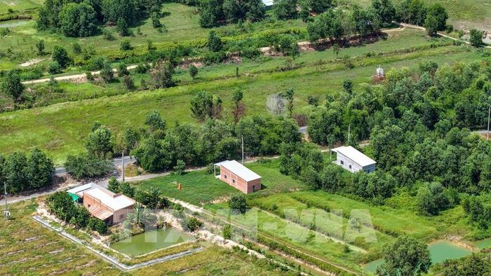 Các điểm dân cư được bố trí ổn định dọc tuyến biên giới, tạo điều kiện để người dân yên tâm bám đất, bám biên, phát triển kinh tế. Ảnh: Minh Phú - TTXVN