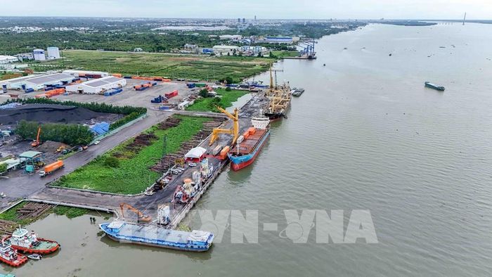 Bến cảng Cái Cui thuộc Công ty Cổ phần Cảng Cần Thơ hiện có 2 cầu cảng với tổng chiều dài là 365 m, tiếp nhận tàu trọng tải đến 20.000 DWT, diện tích vùng đất kho bãi sau cảng là 25 ha. Ảnh: Thanh Liêm - TTXVN