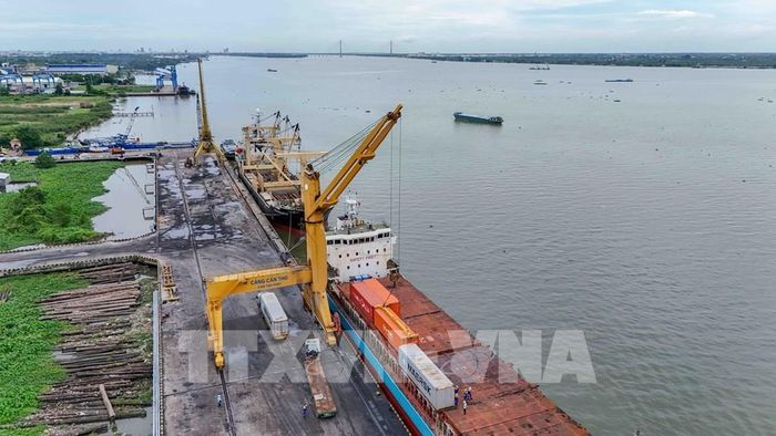 Hoạt động bốc dỡ container hàng xuất nhập khẩu tại bến Cái Cui thuộc Công ty Cổ phần Cảng Cần Thơ. Ảnh: Thanh Liêm - TTXVN