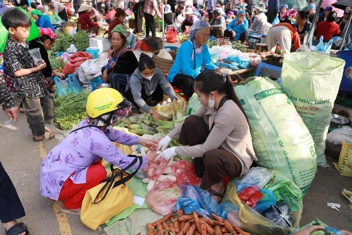 Một phiên chợ vùng cao. Ảnh minh họa: TTXVN