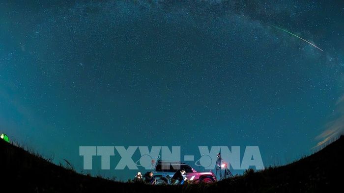 Mưa sao băng Perseid trên bầu trời tỉnh Hắc Long Giang, Trung Quốc, ngày 12/8/2026. Ảnh: THX/TTXVN phát