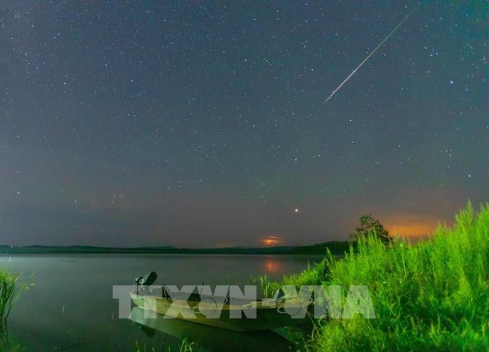 Mưa sao băng Perseid trên bầu trời tỉnh Hắc Long Giang, Trung Quốc, ngày 12/8/2026. Ảnh: THX/TTXVN phát