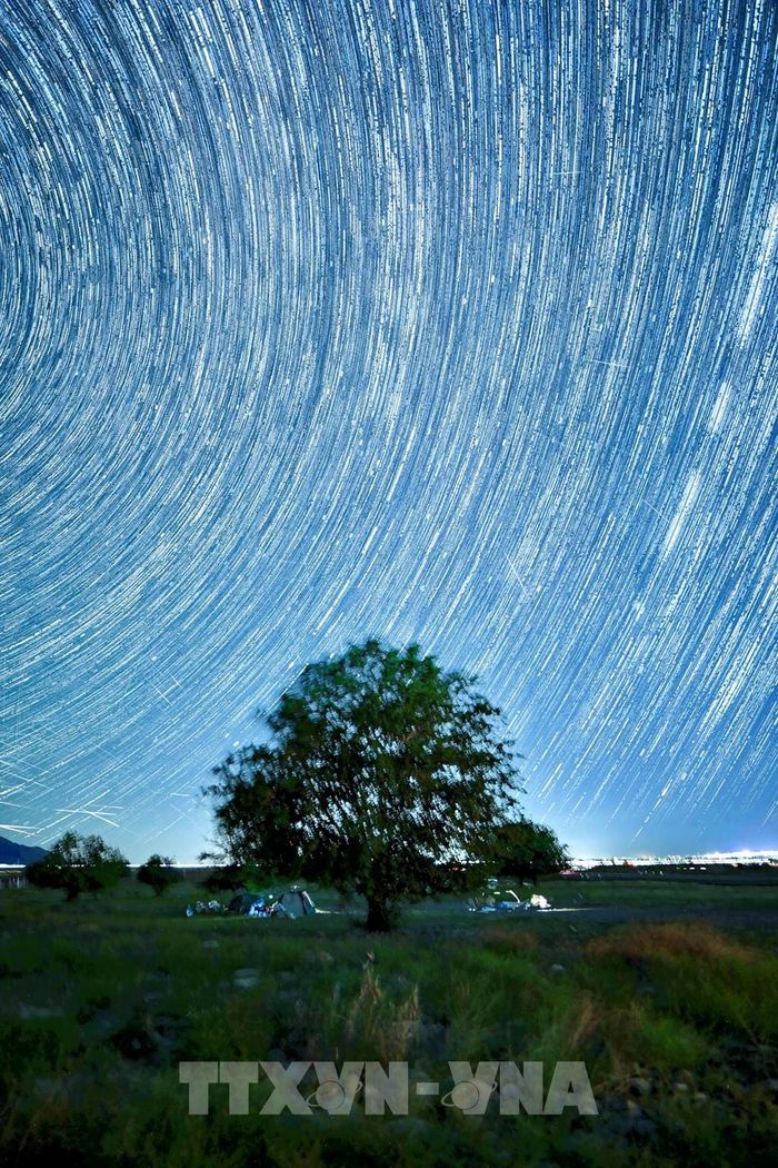 Mưa sao băng Perseid trên bầu trời Khu tự trị dân tộc Hồi Ninh Hạ, Trung Quốc, ngày 13/8/2026. Ảnh: THX/TTXVN phát