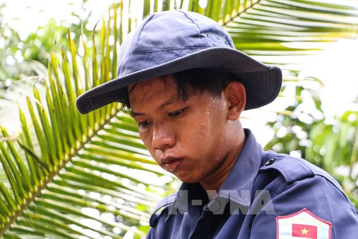Những giọt mồ hôi của chiến sĩ Đội K91 khi thực hiện tìm kiếm hài cốt liệt sĩ. Ảnh: Hồng Thái - TTXVN