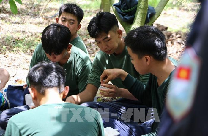 Bữa cơm chiến sĩ ở khu vực thực địa tìm kiếm hài cốt liệt sĩ trên địa bàn tỉnh Đồng Tháp. Ảnh: Hồng Thái - TTXVN