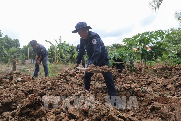 Các chiến sĩ Đội K91 thực hiện công tác tìm kiếm hài cốt liệt sĩ trên địa bàn tỉnh Đồng Tháp. Ảnh: Hồng Thái - TTXVN