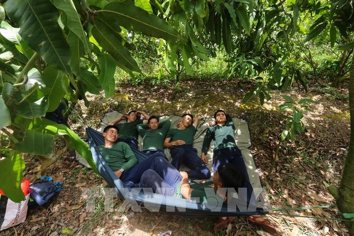 Phút nghỉ trưa dã chiến của các chiến sĩ Đội K91. Ảnh: Hồng Thái - TTXVN