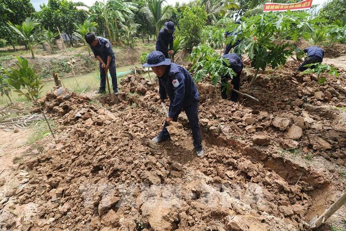 Từng mét đất được khoanh vùng khi thực hiện tìm kiếm hài cốt liệt sĩ. Ảnh: Hồng Thái - TTXVN