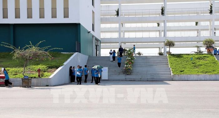 Các thí sinh đến làm thủ tục dự thi. Ảnh: Quang Cường – TTXVN 