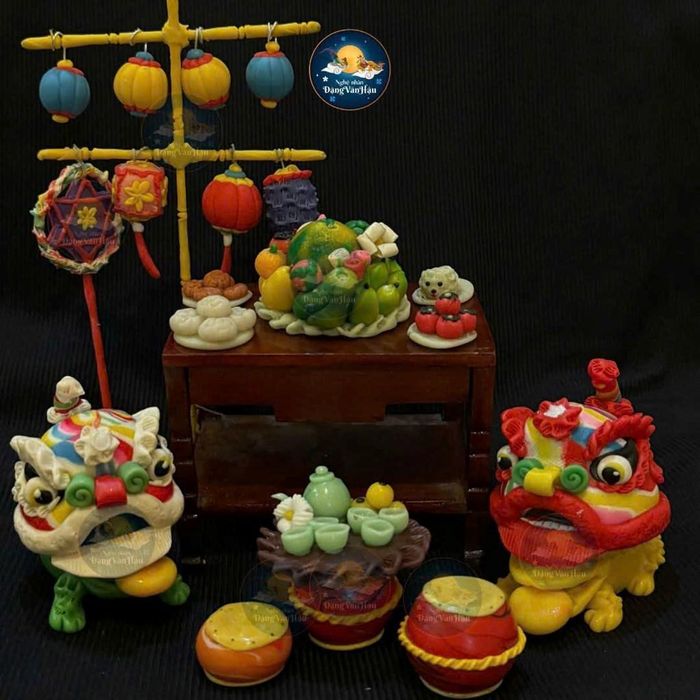 Món đồ chơi nhỏ được nặn thủ công, tò he chứa đựng câu chuyện về sự khéo léo và sức sống của nghề truyền thống