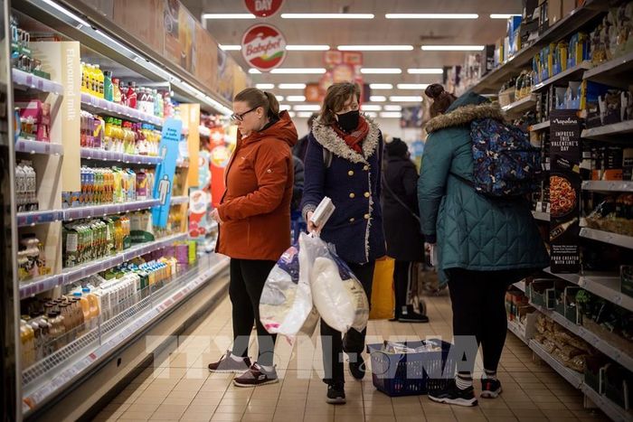 Người dân mua thực phẩm tại siêu thị ở London, Anh. Ảnh: AFP/TTXVN