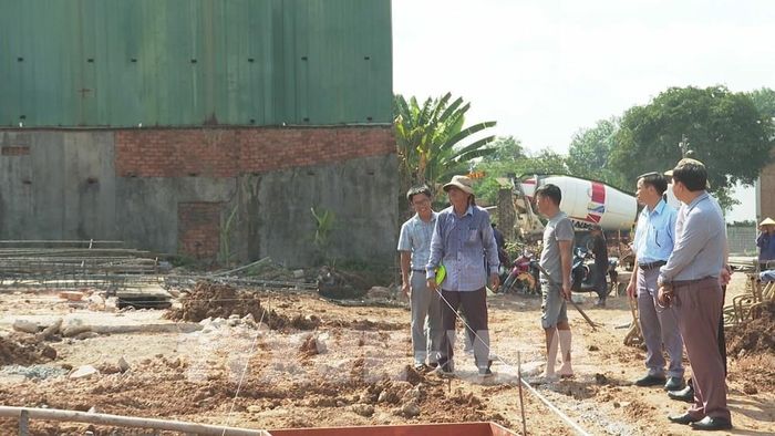Lãnh đạo xã Nha Bích trực kiểm tra tiến độ thi công các dự án trên địa bàn. Ảnh: K GỬIH - TTXVN