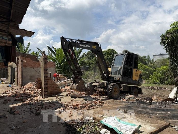 Đơn vị thi công triển khai dự án sau khi người dân bàn giao mặt bằng. Ảnh: K GỬIH - TTXVN