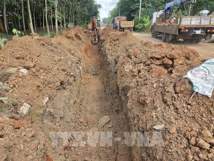 Đơn vị thi công triển khai dự án sau khi người dân bàn giao mặt bằng. Ảnh: K GỬIH - TTXVN