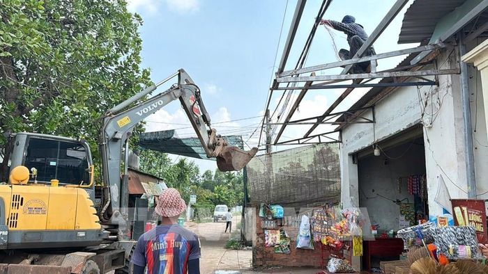 Đơn vị thi công triển khai dự án sau khi người dân bàn giao mặt bằng. Ảnh: K GỬIH - TTXVN