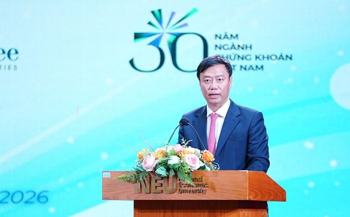 PGS.TS Bùi Đức Thọ - Giám đốc Đại học Kinh tế Quốc dân phát biểu chào mừng. Ảnh: UBCKNN 