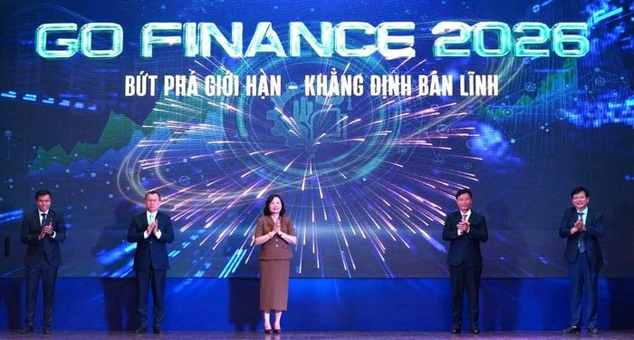 Lãnh đạo UBCKNN và Đại học Kinh tế Quốc dân khởi động cuộc thi Go Finance. Ảnh: UBCKNN 