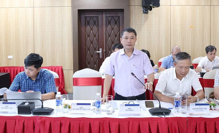 Ông Phạm Thanh Tùng – Trưởng Ban Kế hoạch EVNNPT báo cáo tại buổi làm việc. Ảnh: Thắng Trung/BNEWS/TTXVN