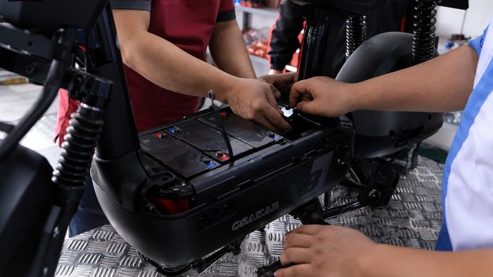 Người sử dụng cần bảo dưỡng, kiểm tra pin, ắc-quy theo thời gian quy định của nhà sản xuất để đảm bảo vận hành. Ảnh: Osakar