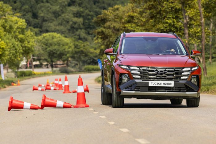 Khách mời trải nghiệm lái thử Tucson Hybrid.