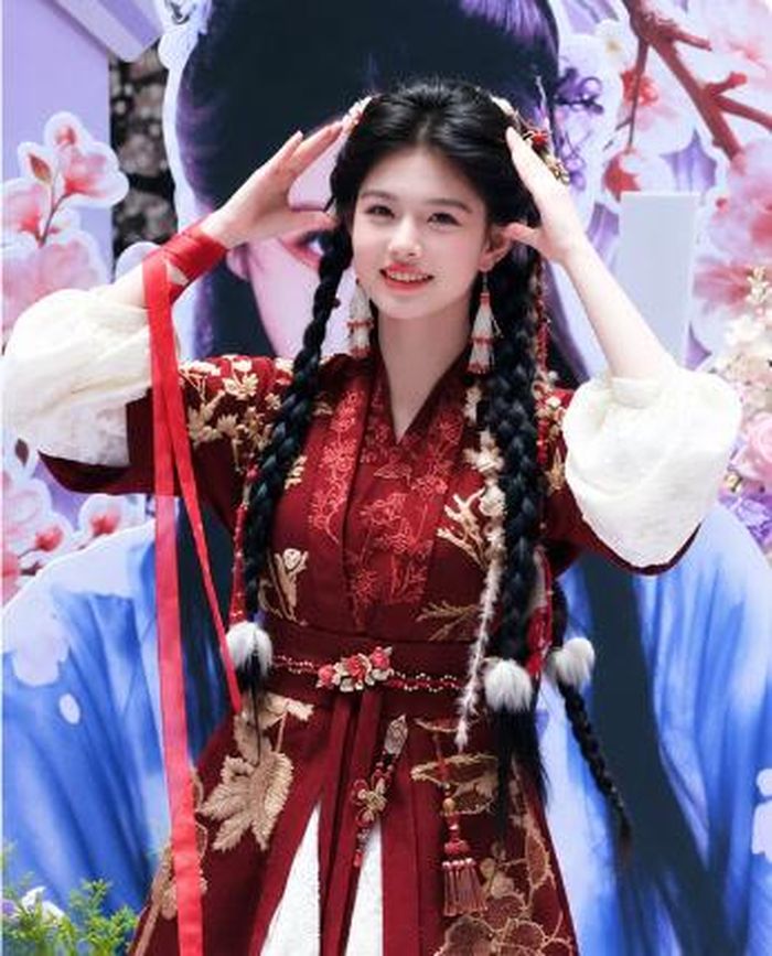 Nữ chính Ngãi Mễ (Amy) siêu đáng yêu trong buổi khai máy của Bách yêu Phổ.