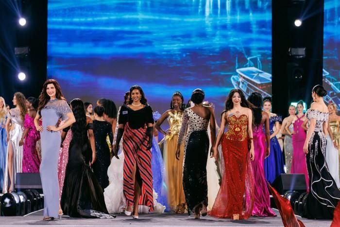 Các thí sinh trình diễn trang phục dạ hội tại Miss World.