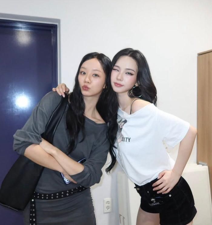 Nữ diễn viên Hyeri vừa có cuộc hội ngộ đầy thân thiết với Karina (aespa).