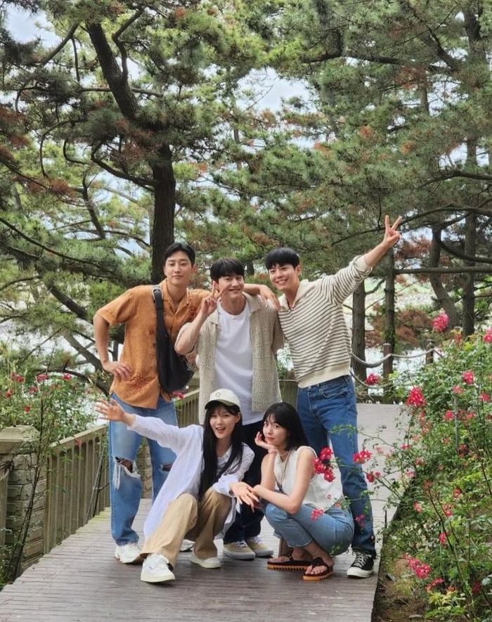 Ảnh chụp tập thể dàn diễn viên phim Tình Yêu Dưới Ánh Trăng do Park Bo Gum công bố năm 2024.