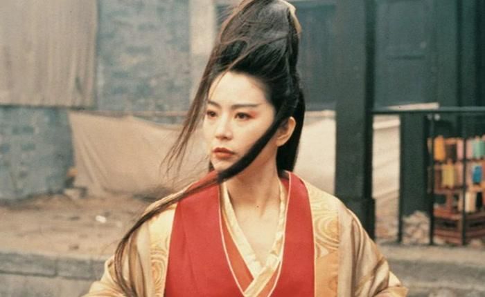 Đông Phương Bất Bại sau khi luyện thành Quỳ Hoa bảo điển đã trở thành nhân vật có võ công vô địch thiên hạ, khó ai bì kịp.