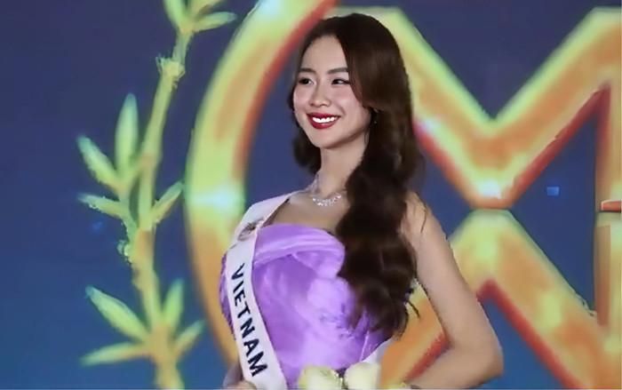 Bảo Ngọc nhận sash tại Miss World. 