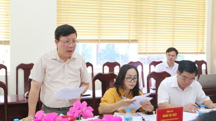 Ủy viên Ủy ban Kiểm tra Tỉnh ủy trình bày báo cáo tại kỳ họp. Ảnh: BLS