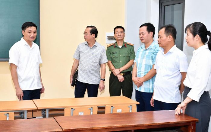 Phó Chủ tịch UBND tỉnh Đỗ Anh Tuấn kiểm tra cơ sở vật chất, điều kiện tổ chức thi tại phòng thi ở Điểm thi Trường THPT chuyên Tuyên Quang.
