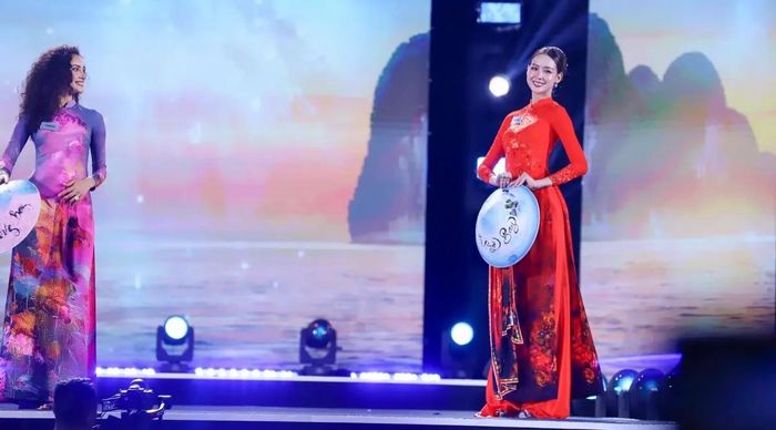Thí sinh đại diện cho Việt Nam là Lê Nguyễn Bảo Ngọc (phải). Sinh năm 2001, với chiều cao ấn tượng 1m86 cùng trình độ học vấn, khả năng ngoại ngữ xuất sắc