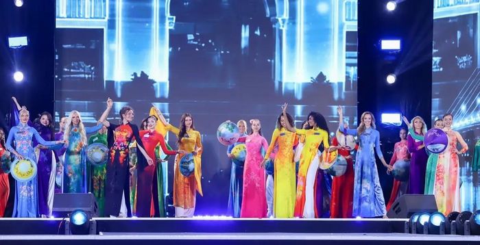 Các thí sinh diễn áo dài trong đêm khai mạc Miss World 2026