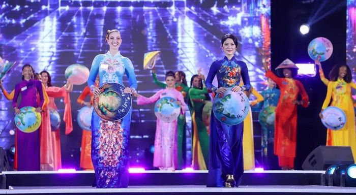Các người đẹp trình diễn áo dài cùng nón lá vịnh Hạ Long, góp phần đưa hình ảnh di sản nổi tiếng ra thế giới