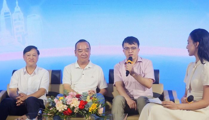 ThS, Nhà báo Hoàng Đinh Linh (thứ hai từ phải sang), Phó Tổng biên tập Báo Phụ nữ Việt Nam, chia sẻ tại tọa đàm